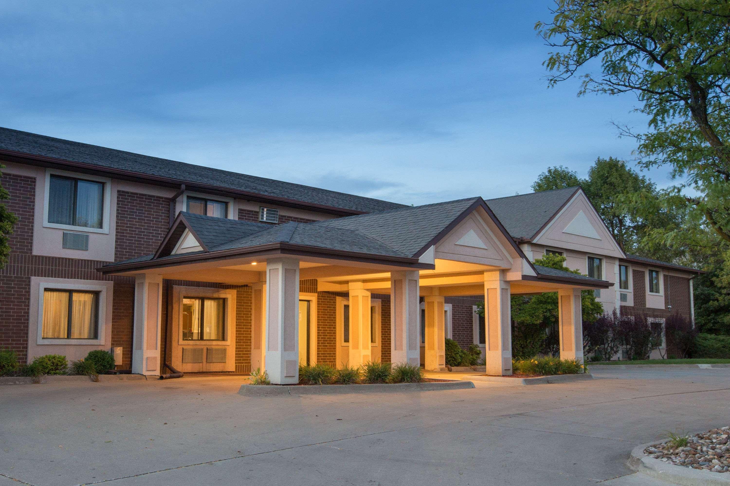 Super 8 By Wyndham Clive Ia Motel Exterior photo
